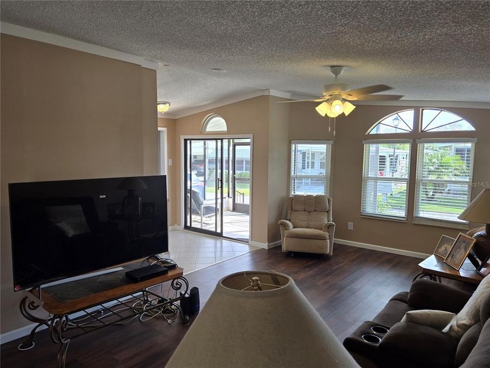 Под контрактом: $134,999 (2 спален, 2 ванн, 1378 Квадратных фут)