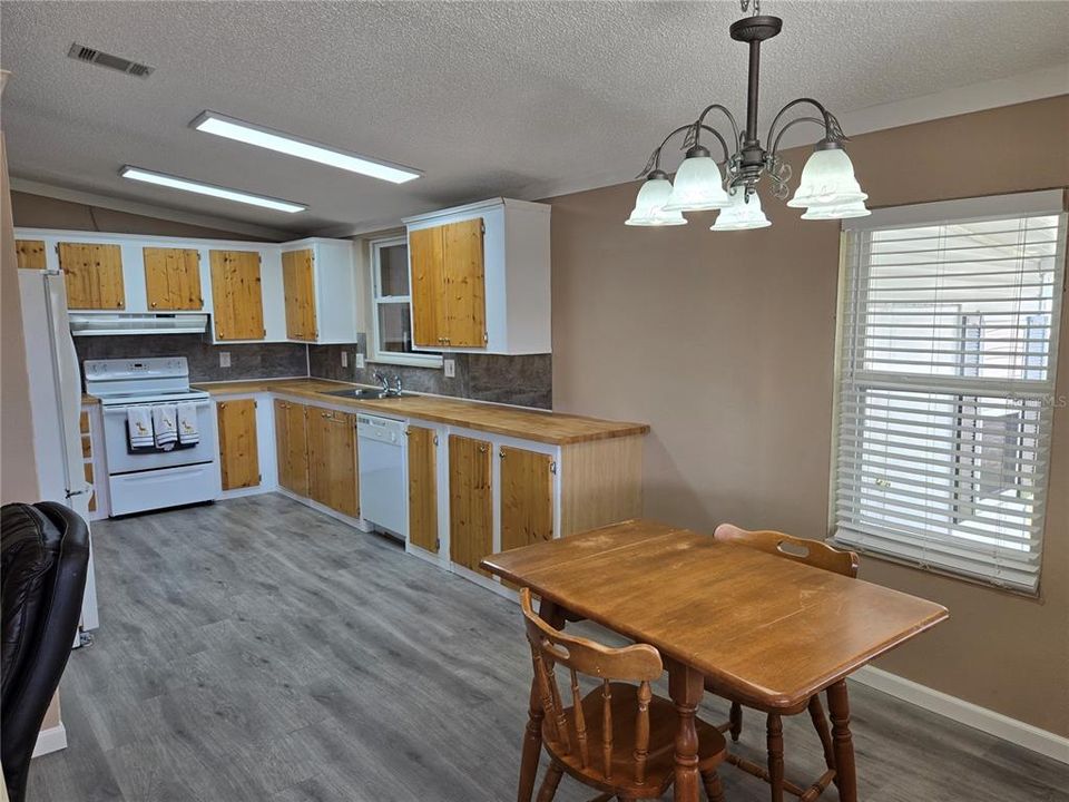 Под контрактом: $134,999 (2 спален, 2 ванн, 1378 Квадратных фут)