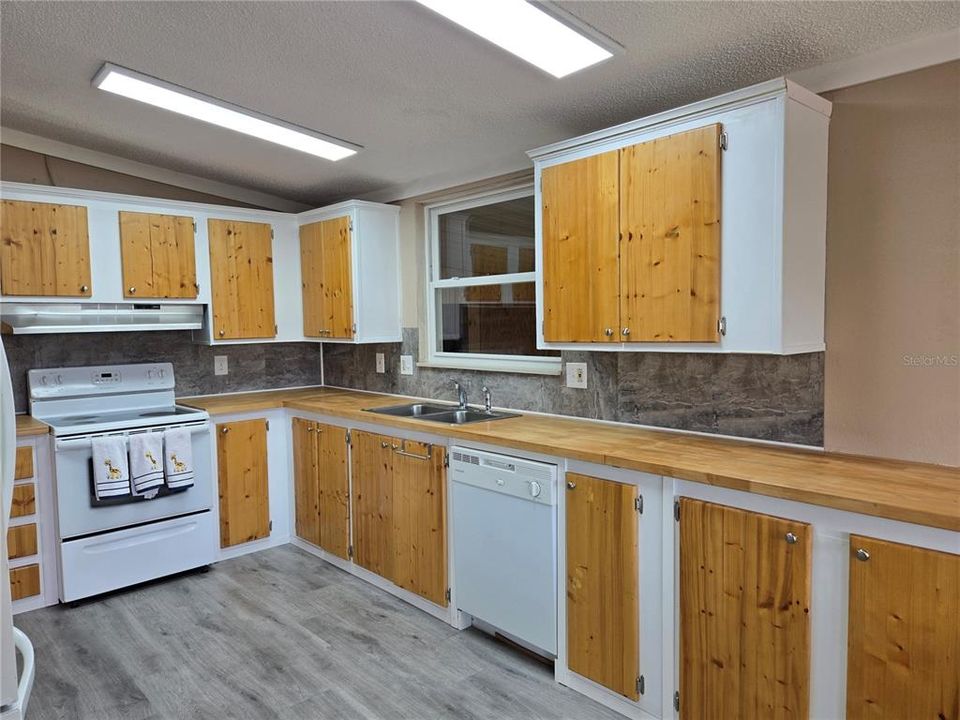 Под контрактом: $134,999 (2 спален, 2 ванн, 1378 Квадратных фут)