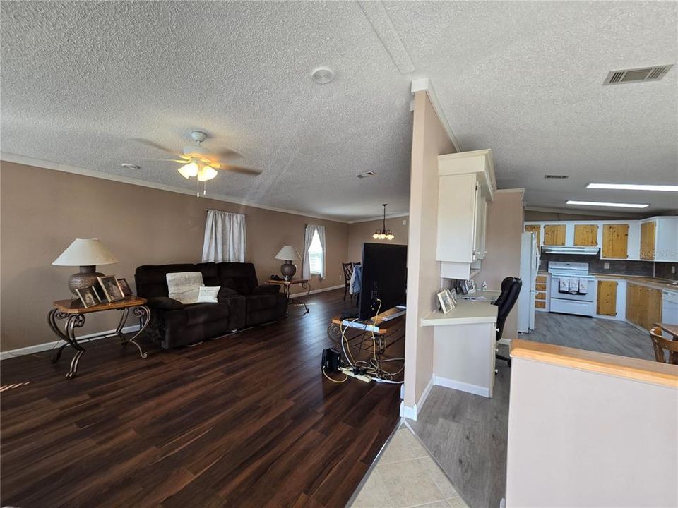 Под контрактом: $134,999 (2 спален, 2 ванн, 1378 Квадратных фут)