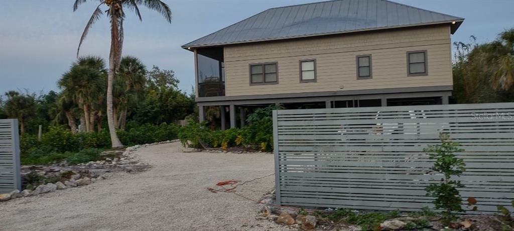 出租: $6,000 (3 贝兹, 2 浴室, 2488 平方英尺)