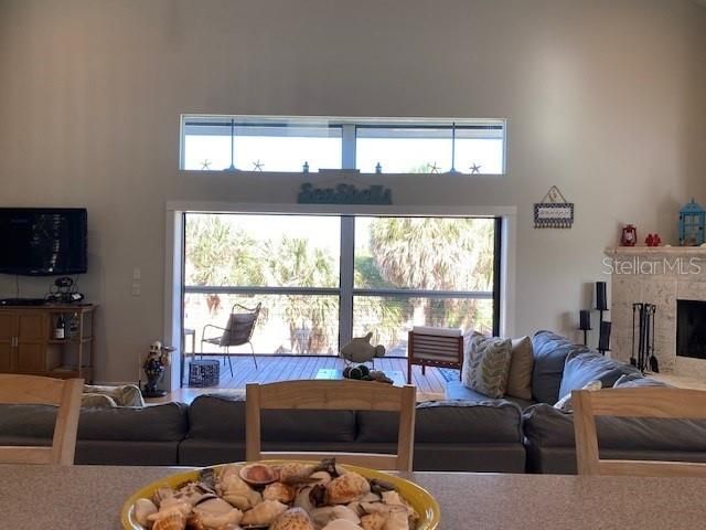 出租: $6,000 (3 贝兹, 2 浴室, 2488 平方英尺)