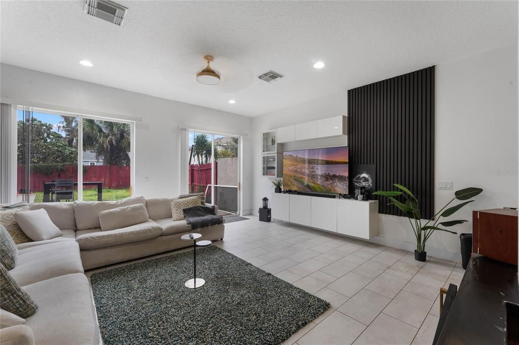 Activo con contrato: $477,000 (3 camas, 2 baños, 2053 Pies cuadrados)