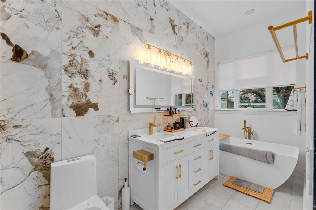 Activo con contrato: $477,000 (3 camas, 2 baños, 2053 Pies cuadrados)