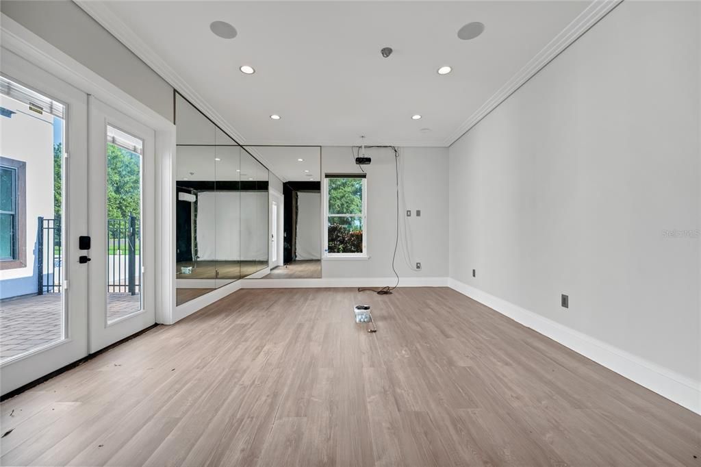 Под контрактом: $3,590,000 (8 спален, 7 ванн, 8203 Квадратных фут)