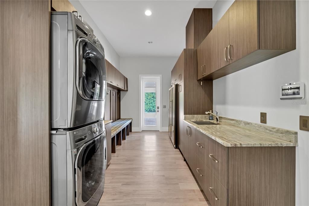 Под контрактом: $3,590,000 (8 спален, 7 ванн, 8203 Квадратных фут)