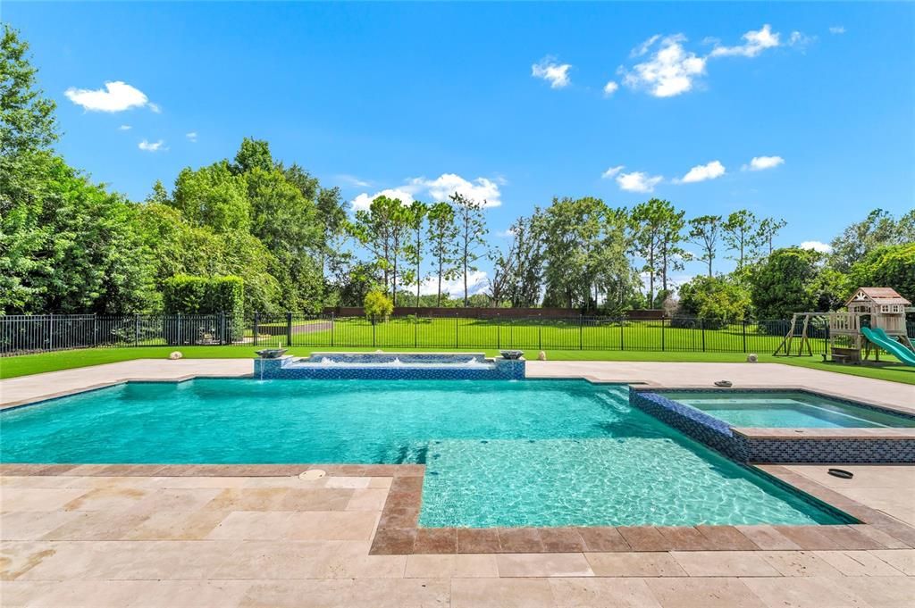 Под контрактом: $3,590,000 (8 спален, 7 ванн, 8203 Квадратных фут)