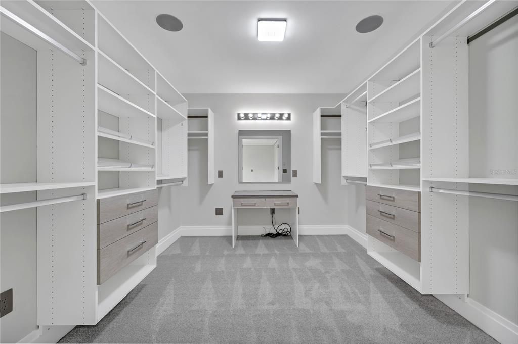 Под контрактом: $3,590,000 (8 спален, 7 ванн, 8203 Квадратных фут)