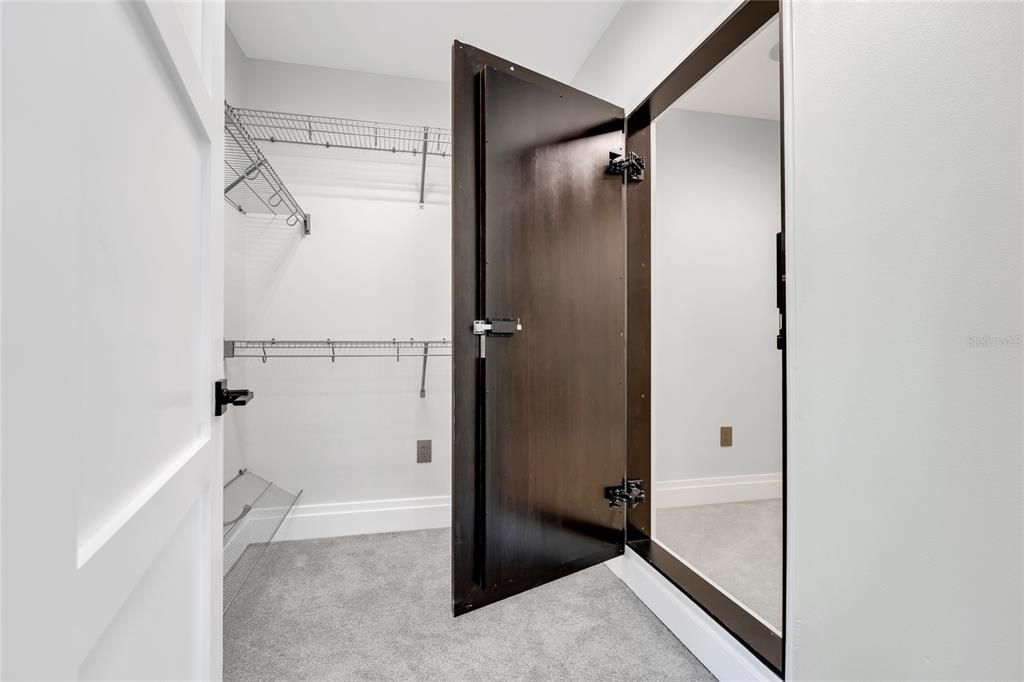 Под контрактом: $3,590,000 (8 спален, 7 ванн, 8203 Квадратных фут)