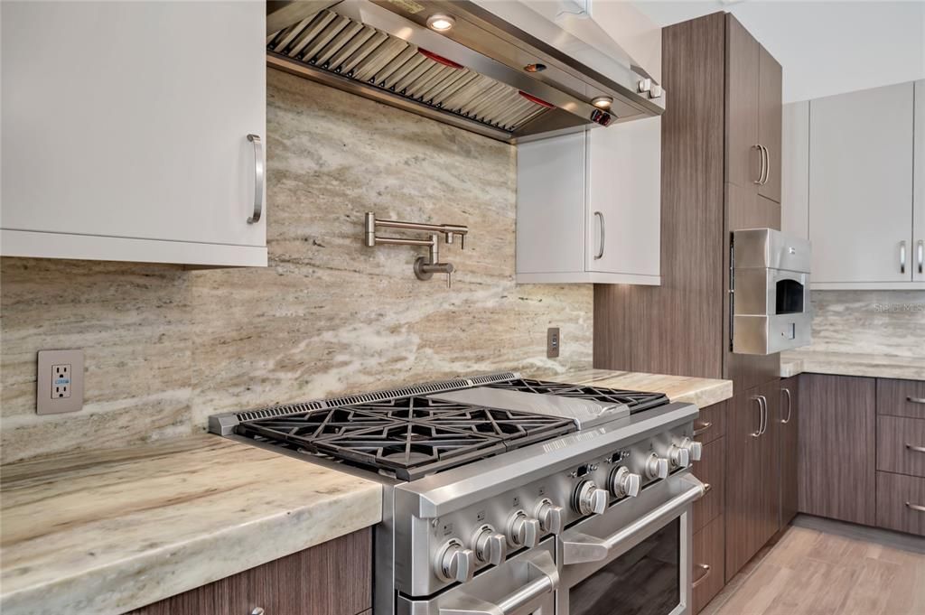 Под контрактом: $3,590,000 (8 спален, 7 ванн, 8203 Квадратных фут)