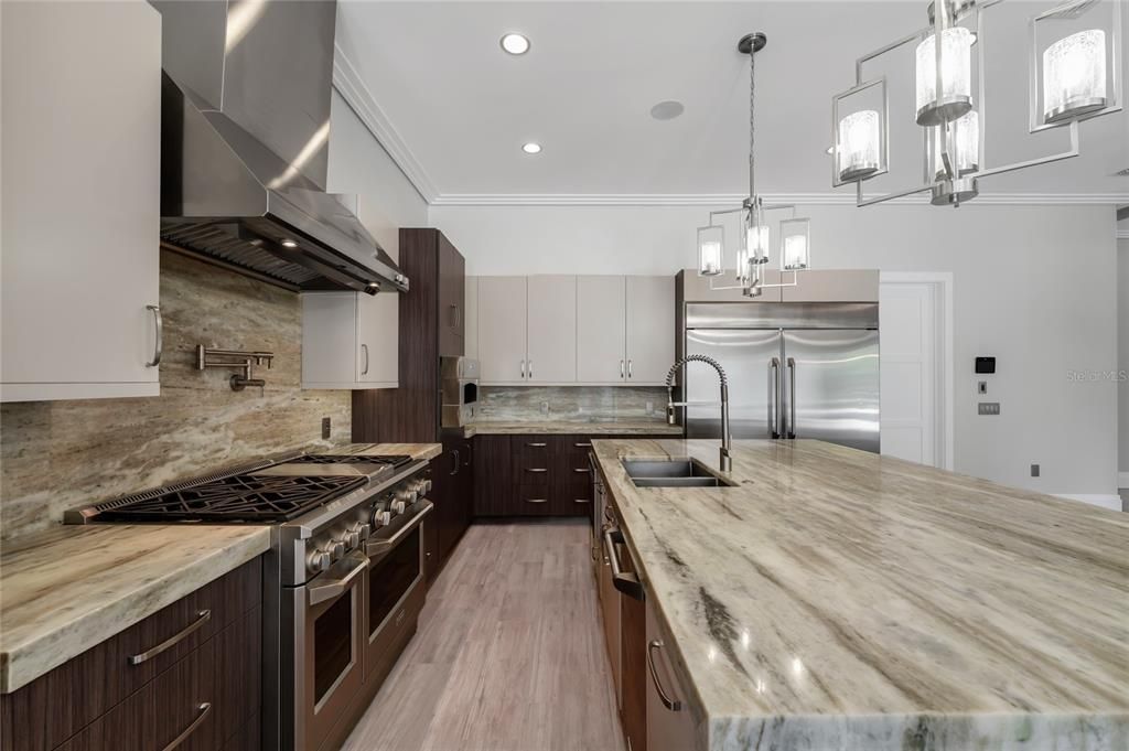 Под контрактом: $3,590,000 (8 спален, 7 ванн, 8203 Квадратных фут)