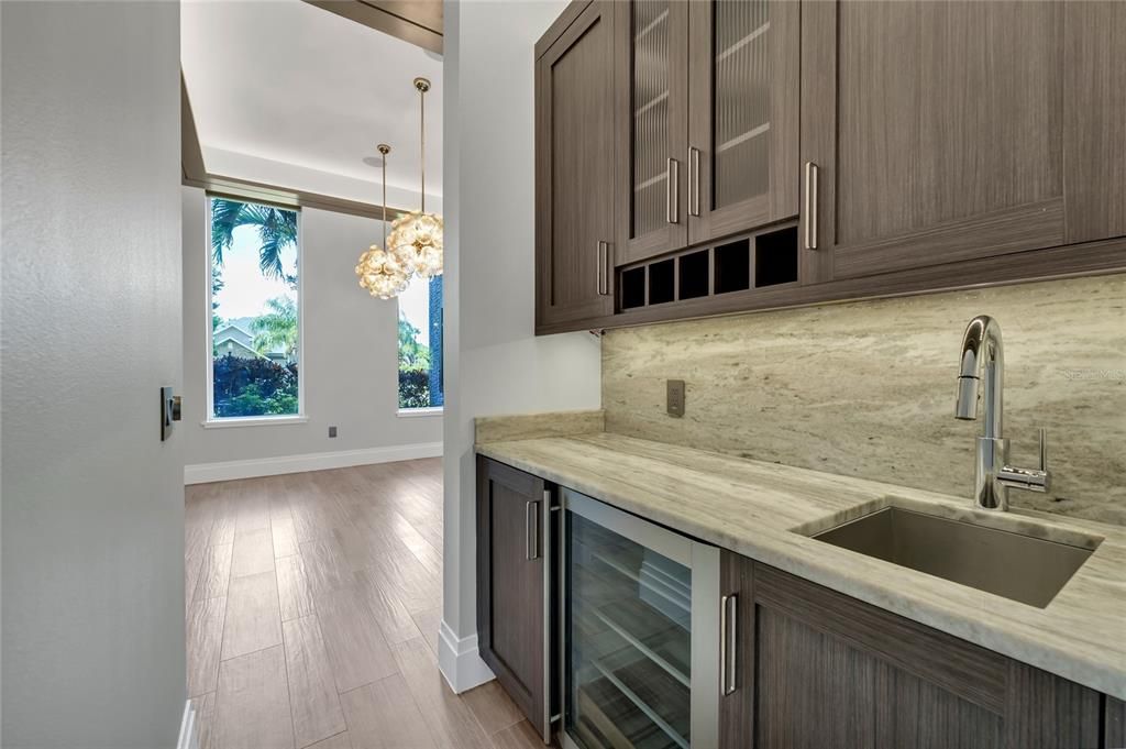 Под контрактом: $3,590,000 (8 спален, 7 ванн, 8203 Квадратных фут)