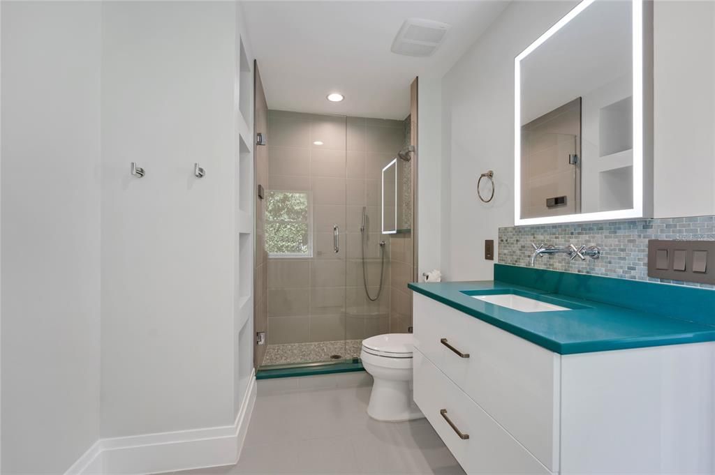 Под контрактом: $3,590,000 (8 спален, 7 ванн, 8203 Квадратных фут)