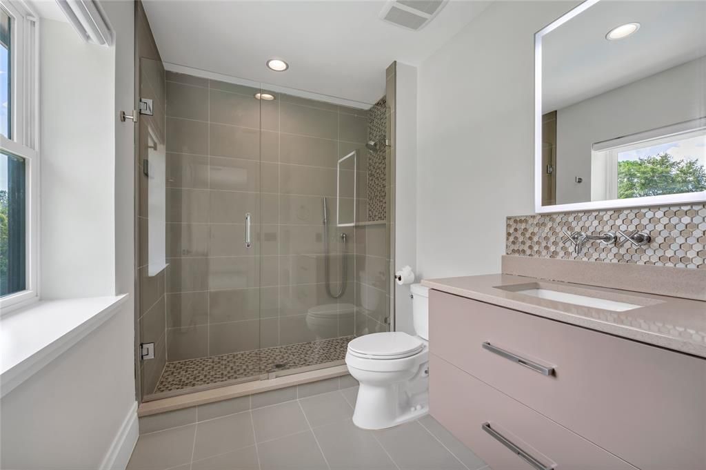 Под контрактом: $3,590,000 (8 спален, 7 ванн, 8203 Квадратных фут)