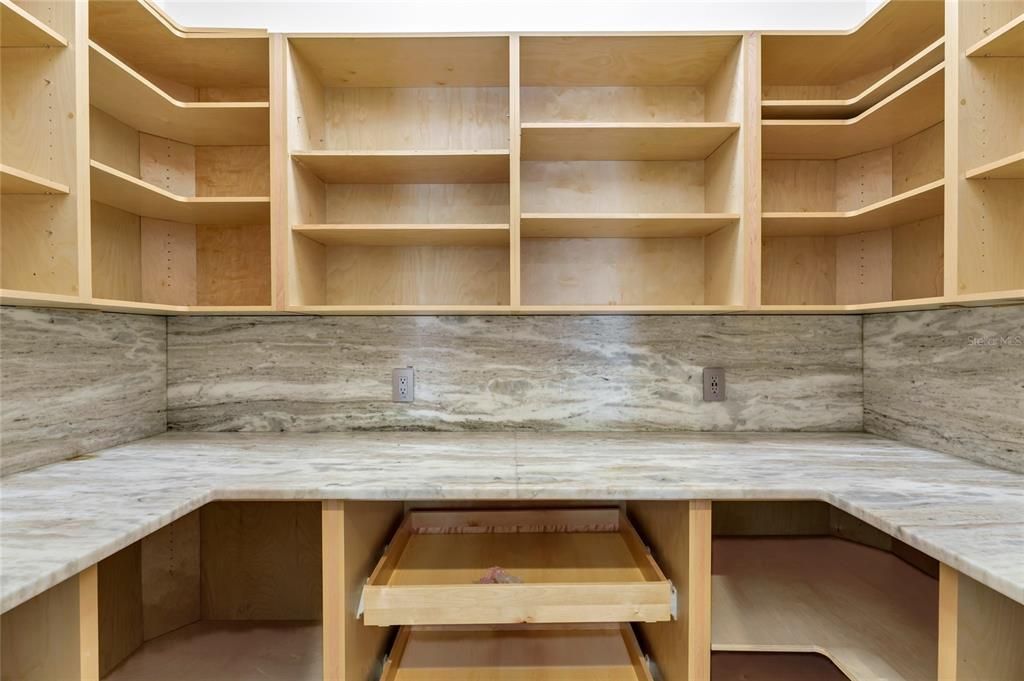 Под контрактом: $3,590,000 (8 спален, 7 ванн, 8203 Квадратных фут)