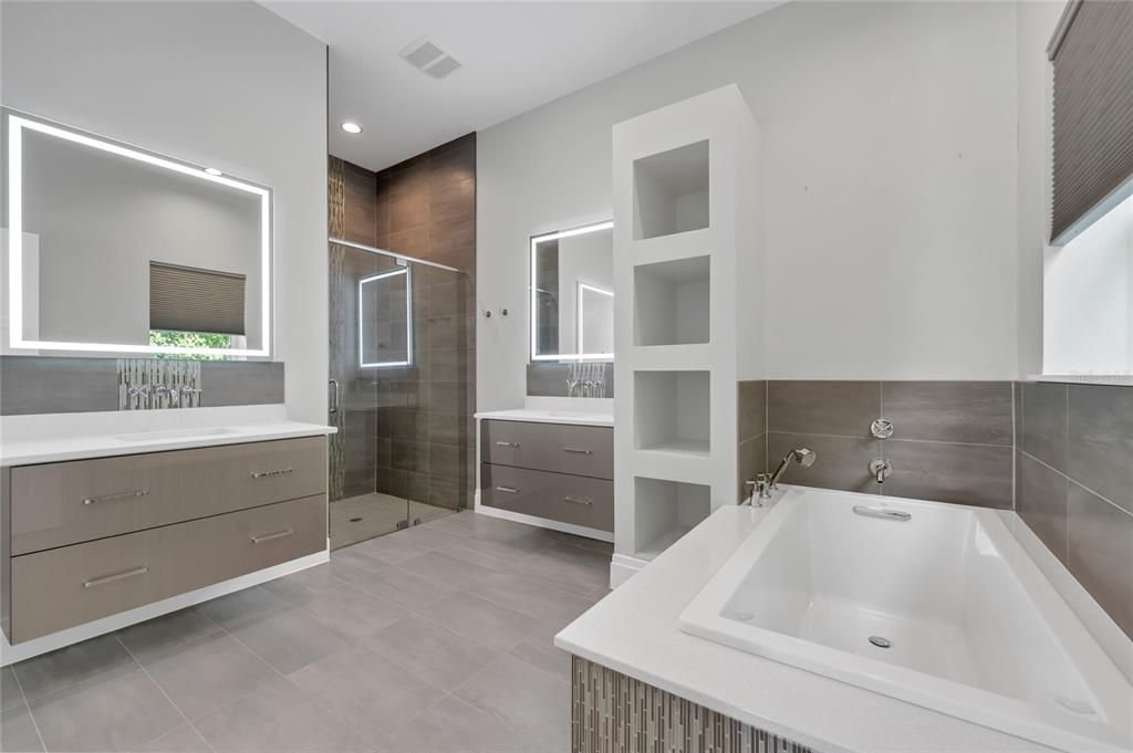 Под контрактом: $3,590,000 (8 спален, 7 ванн, 8203 Квадратных фут)