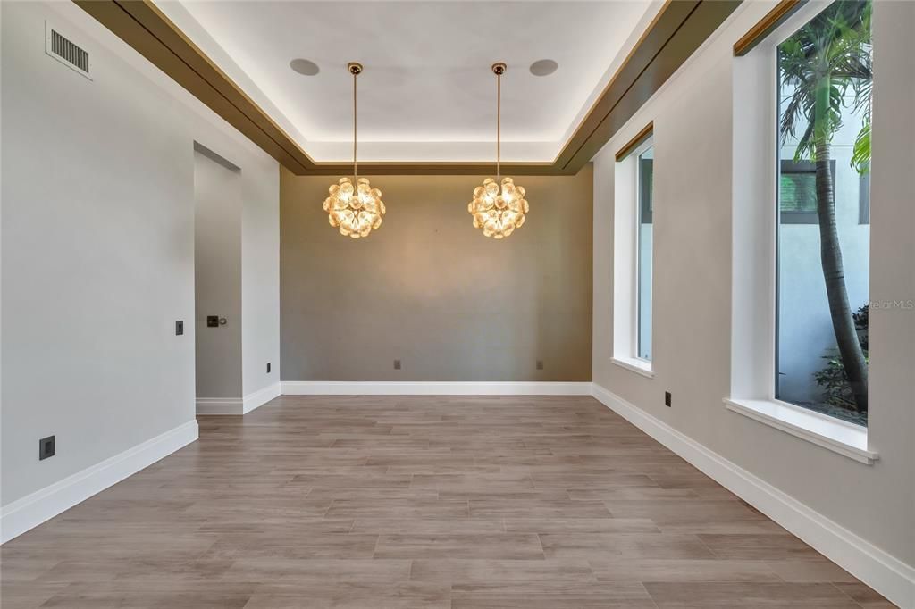 Под контрактом: $3,590,000 (8 спален, 7 ванн, 8203 Квадратных фут)