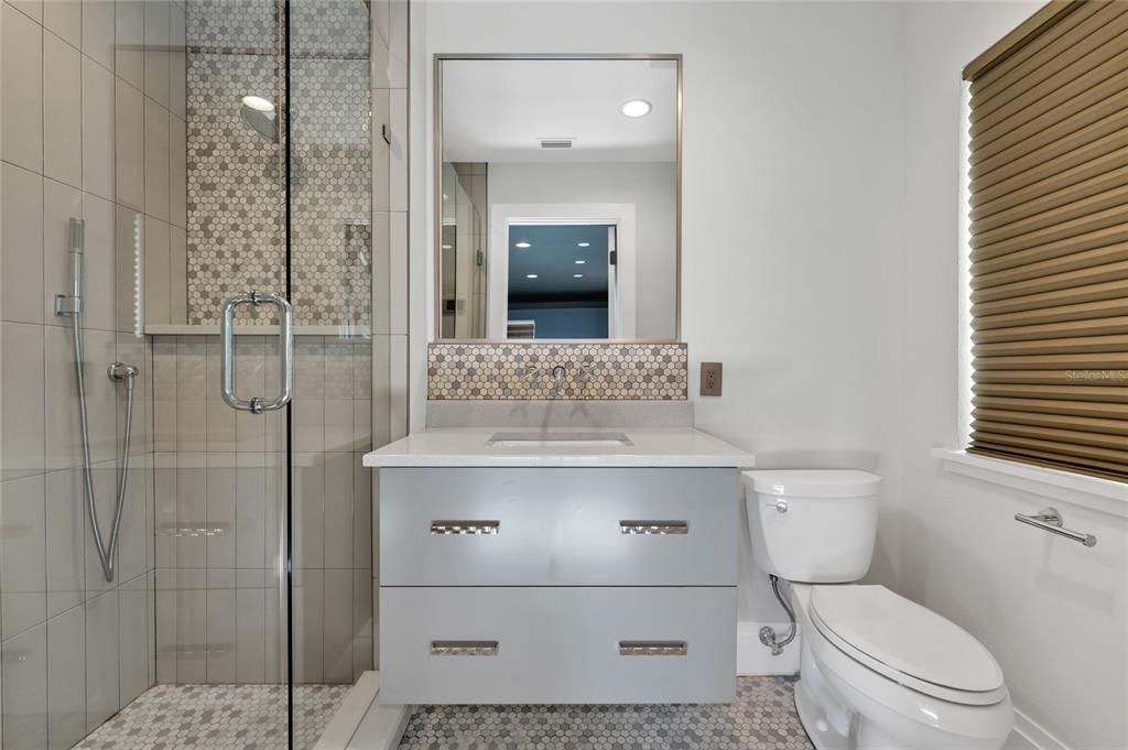 Под контрактом: $3,590,000 (8 спален, 7 ванн, 8203 Квадратных фут)