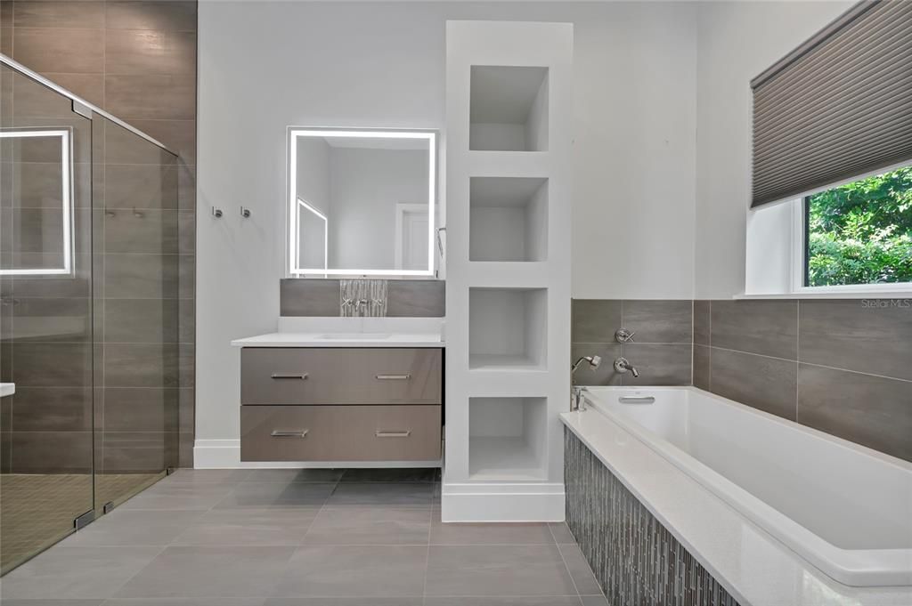 Под контрактом: $3,590,000 (8 спален, 7 ванн, 8203 Квадратных фут)