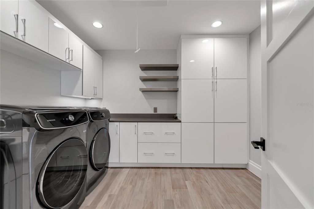 Под контрактом: $3,590,000 (8 спален, 7 ванн, 8203 Квадратных фут)