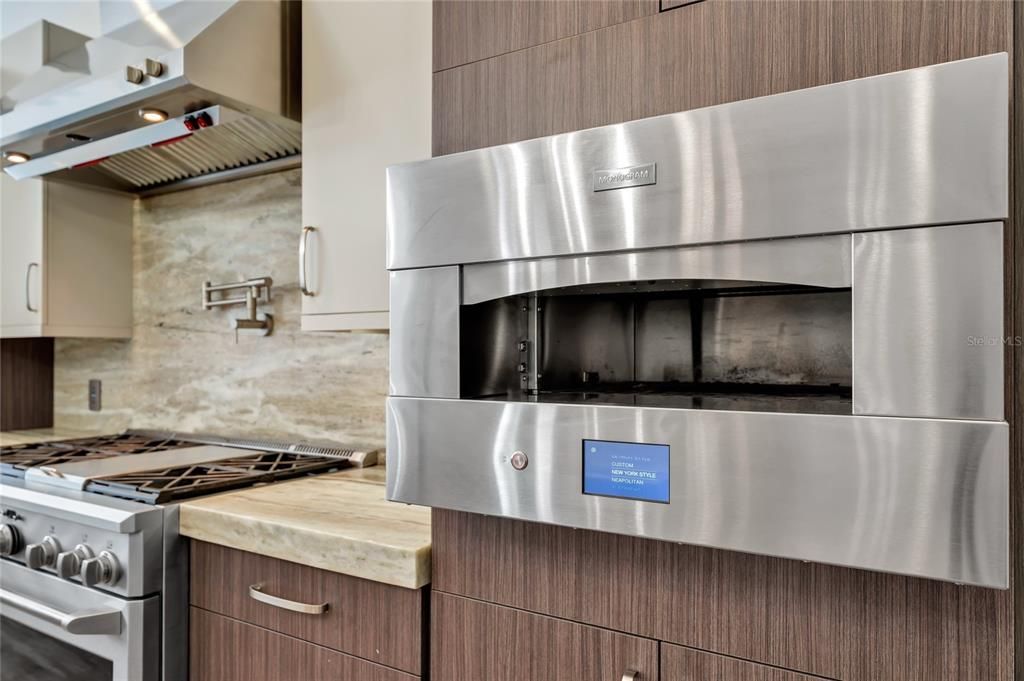 Под контрактом: $3,590,000 (8 спален, 7 ванн, 8203 Квадратных фут)