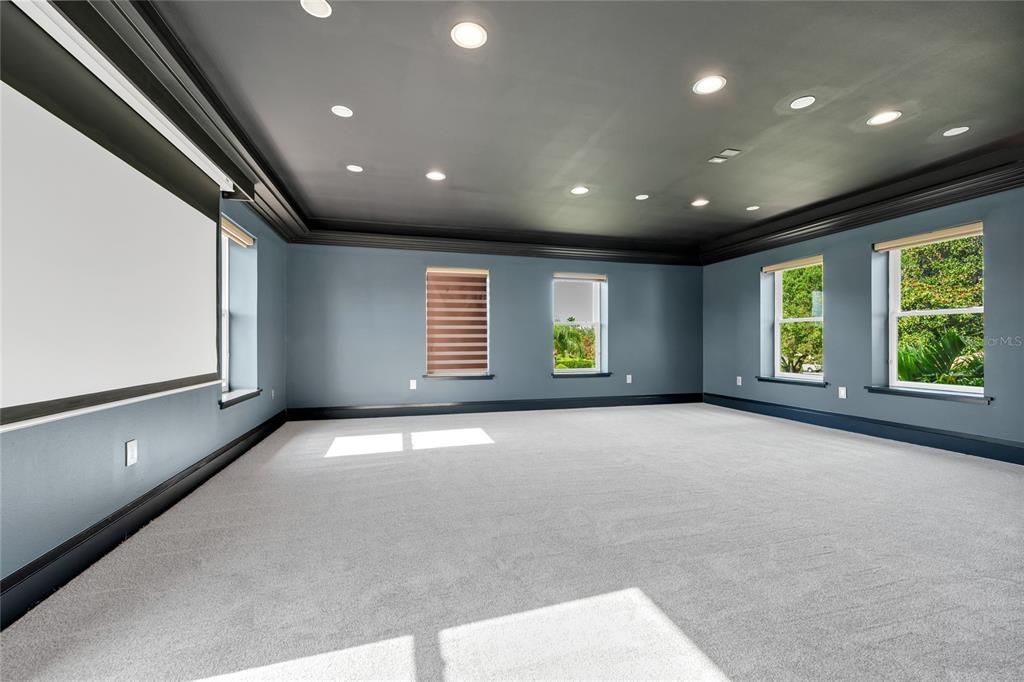 Под контрактом: $3,590,000 (8 спален, 7 ванн, 8203 Квадратных фут)