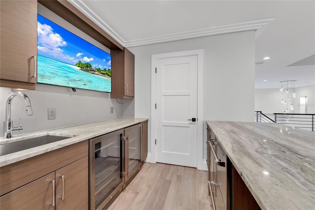 Под контрактом: $3,590,000 (8 спален, 7 ванн, 8203 Квадратных фут)