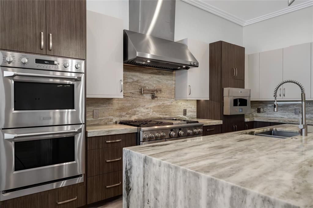 Под контрактом: $3,590,000 (8 спален, 7 ванн, 8203 Квадратных фут)