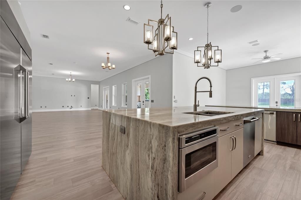 Под контрактом: $3,590,000 (8 спален, 7 ванн, 8203 Квадратных фут)