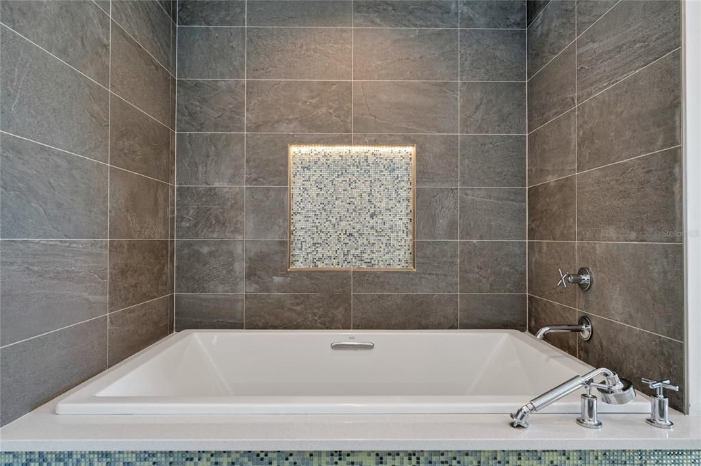 Под контрактом: $3,590,000 (8 спален, 7 ванн, 8203 Квадратных фут)