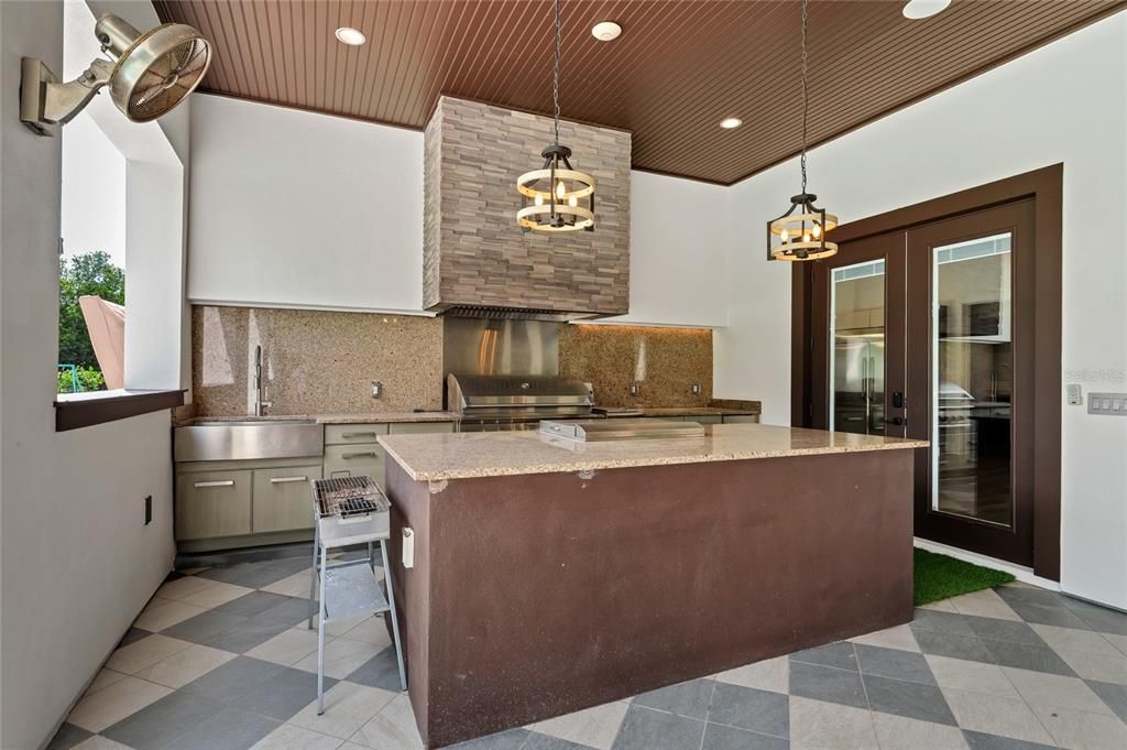 Под контрактом: $3,590,000 (8 спален, 7 ванн, 8203 Квадратных фут)