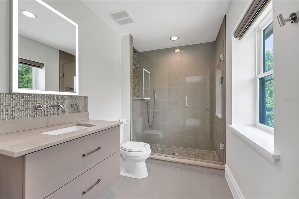 Под контрактом: $3,590,000 (8 спален, 7 ванн, 8203 Квадратных фут)