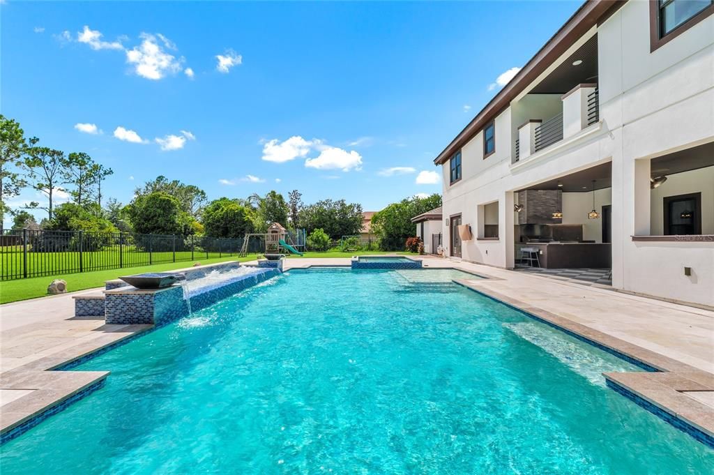 Под контрактом: $3,590,000 (8 спален, 7 ванн, 8203 Квадратных фут)