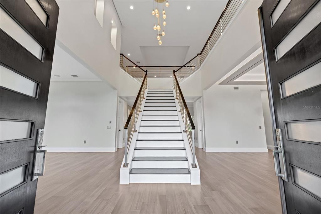 Под контрактом: $3,590,000 (8 спален, 7 ванн, 8203 Квадратных фут)