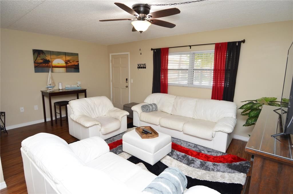 Active With Contract: $1,700 (1 beds, 1 baths, 747 Square Feet)