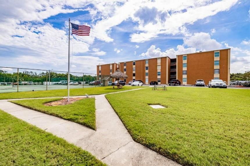 Active With Contract: $1,700 (1 beds, 1 baths, 747 Square Feet)