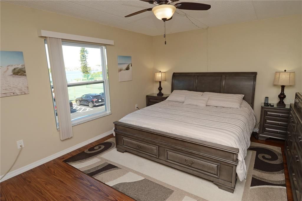 Active With Contract: $1,700 (1 beds, 1 baths, 747 Square Feet)