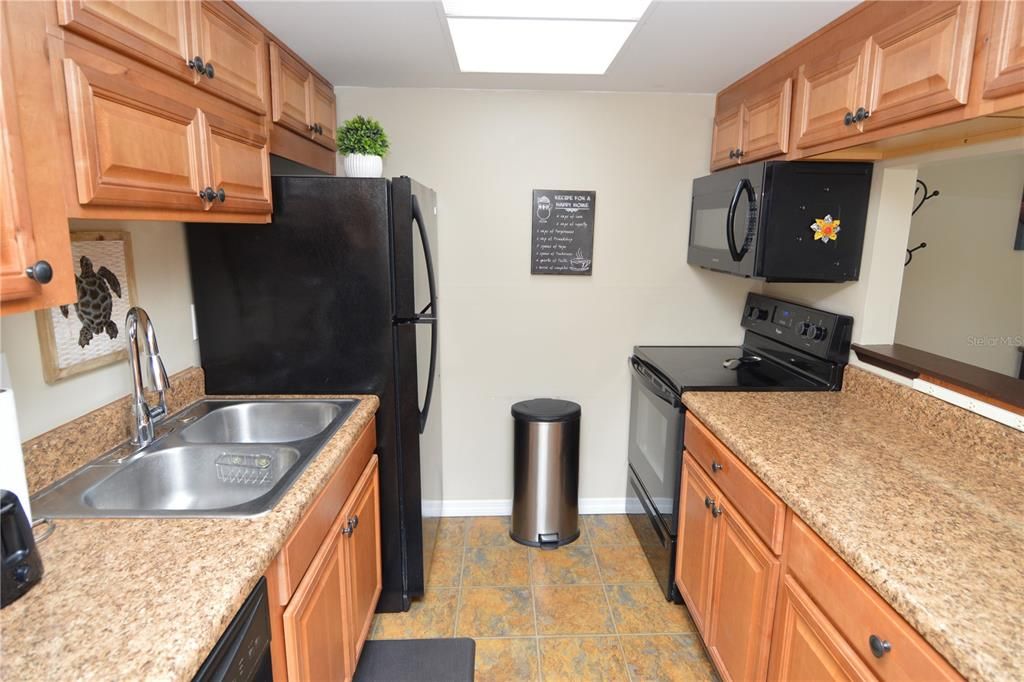 Active With Contract: $1,700 (1 beds, 1 baths, 747 Square Feet)