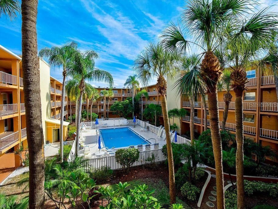 Active With Contract: $1,700 (1 beds, 1 baths, 747 Square Feet)