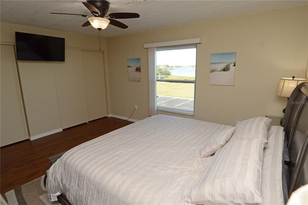 Active With Contract: $1,700 (1 beds, 1 baths, 747 Square Feet)