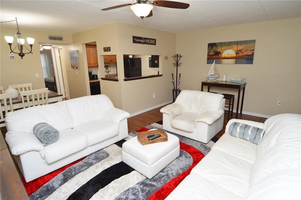 Active With Contract: $1,700 (1 beds, 1 baths, 747 Square Feet)