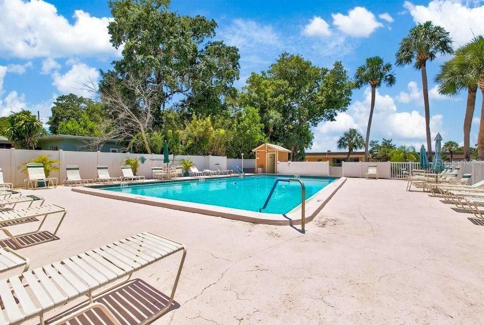 Active With Contract: $1,700 (1 beds, 1 baths, 747 Square Feet)