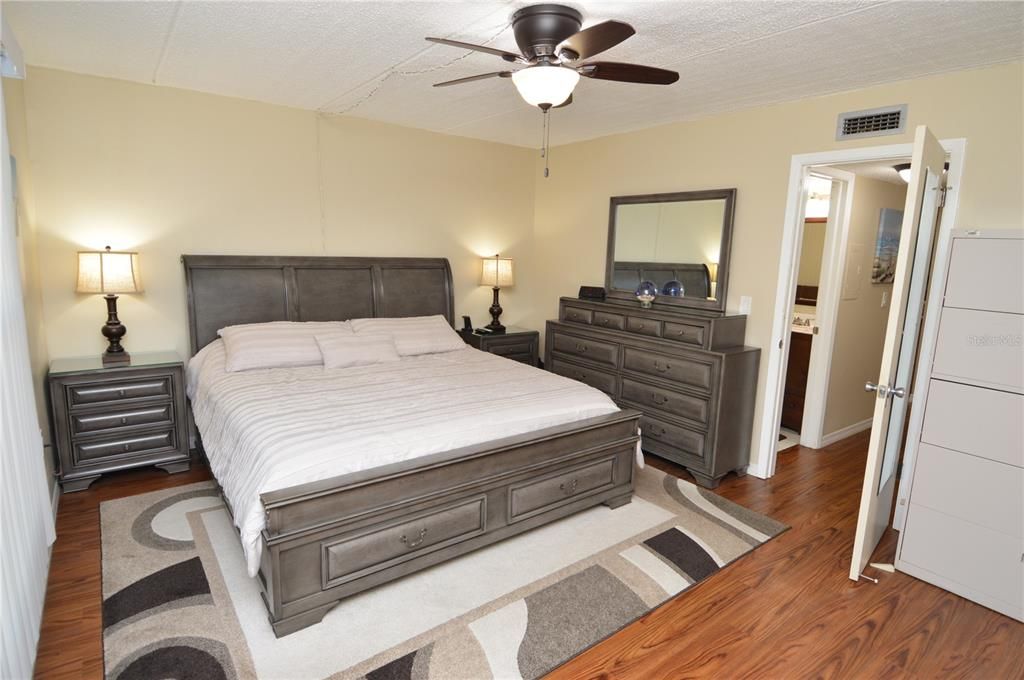 Active With Contract: $1,700 (1 beds, 1 baths, 747 Square Feet)