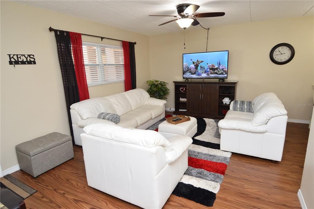 Active With Contract: $1,700 (1 beds, 1 baths, 747 Square Feet)