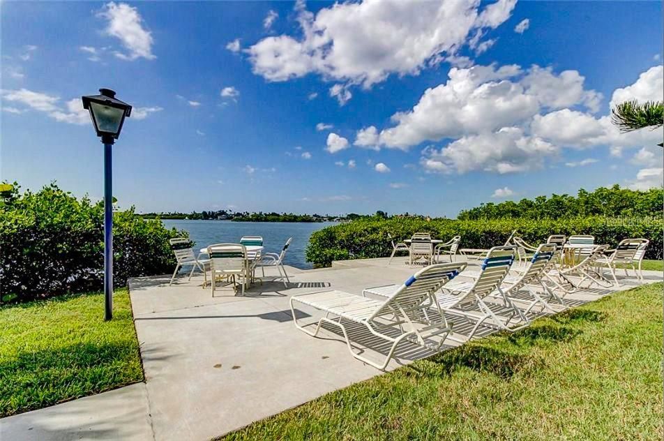 Active With Contract: $1,700 (1 beds, 1 baths, 747 Square Feet)