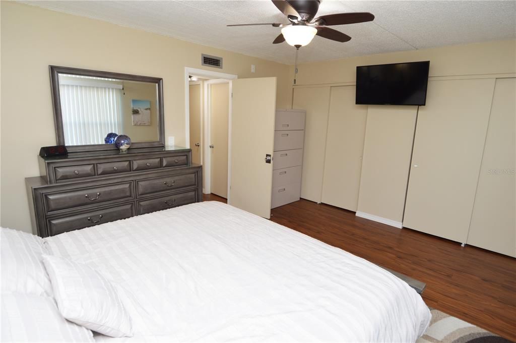 Active With Contract: $1,700 (1 beds, 1 baths, 747 Square Feet)