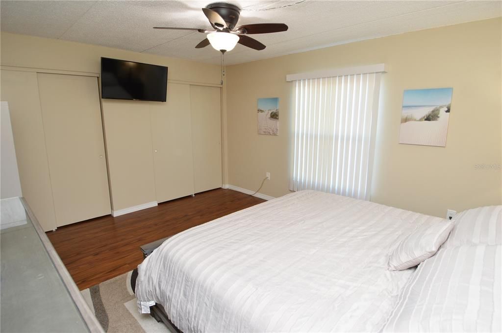 Active With Contract: $1,700 (1 beds, 1 baths, 747 Square Feet)
