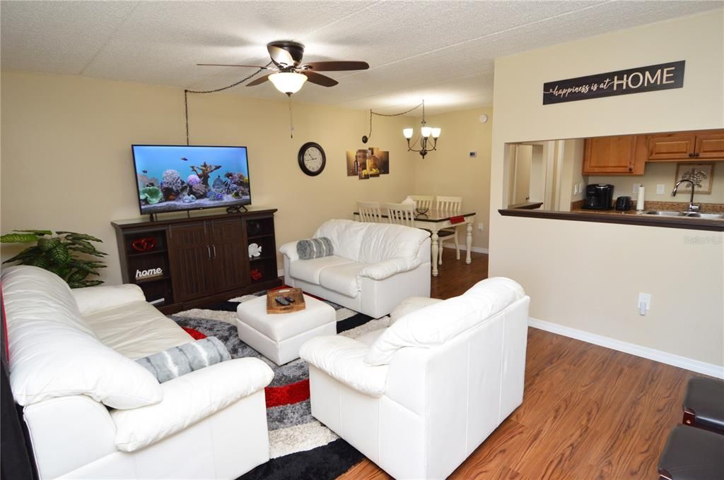 Active With Contract: $1,700 (1 beds, 1 baths, 747 Square Feet)