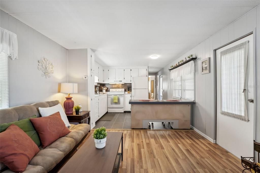 For Sale: $69,800 (1 beds, 1 baths, 492 Square Feet)