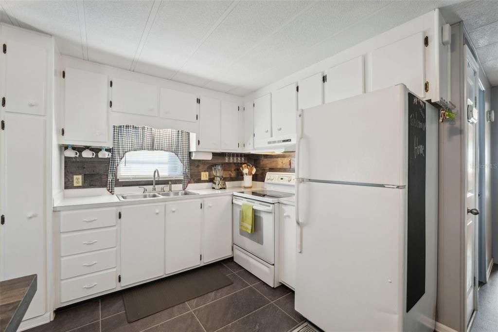 For Sale: $69,800 (1 beds, 1 baths, 492 Square Feet)